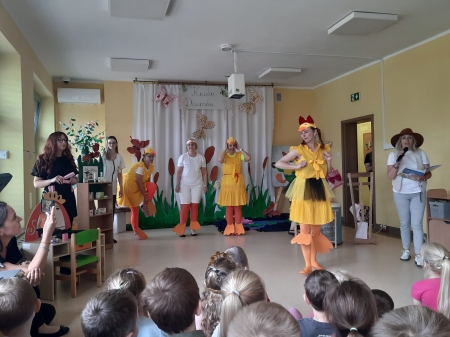 ''Kaczka Dziwaczka'' w wykonaniu nauczycieli
