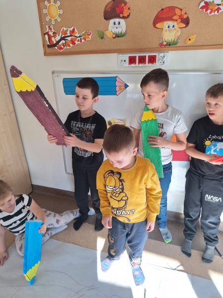 Dzień Kredki- integracyjnie i sensorycznie z grupą Motylki 